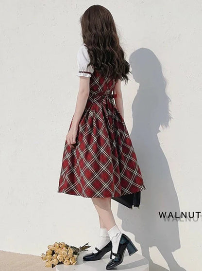 袖パフリボンのエレガントな赤いドレス、スコットランドのラズベリーチェックケーキチョーカー、ヴィンテージ