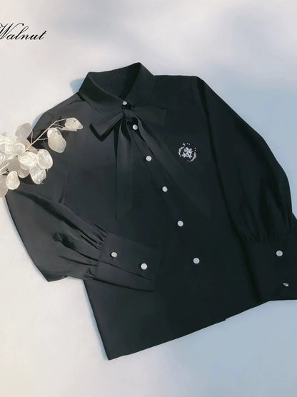 Rock + Faltenmantel Apricot Metall + Schwarzes Band College Shirt Gesticktes Abzeichen Trenchcoat