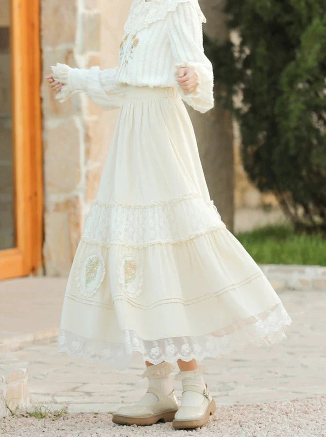 Langer Rock aus Cord mit Blumen- und Waldstickerei