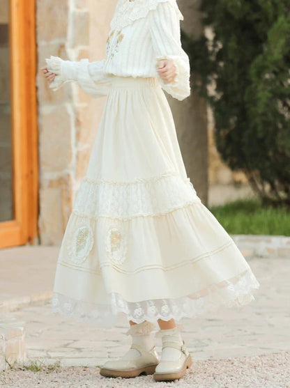 Langer Rock aus Cord mit Blumen- und Waldstickerei