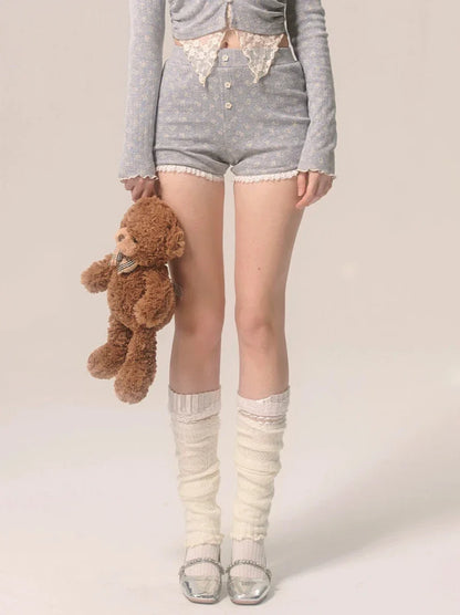 Spitzentop + Shorts in französischem Grau, schulterfreier Anzug mit Blumenmuster in Lila