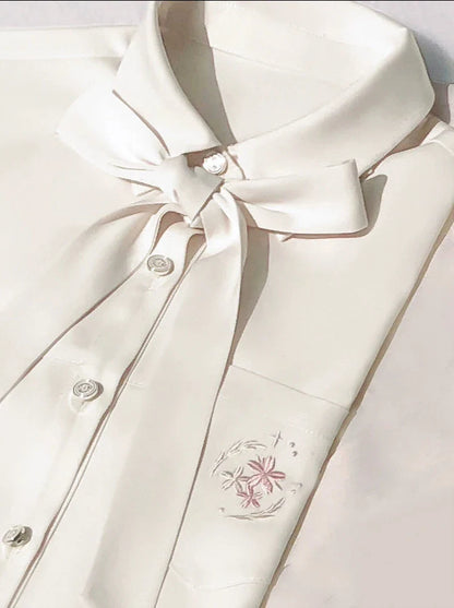 Schwarzes Band, besticktes Abzeichen, College-Metall-Plissee-Trenchcoat + Mantel, Hemd, Rock