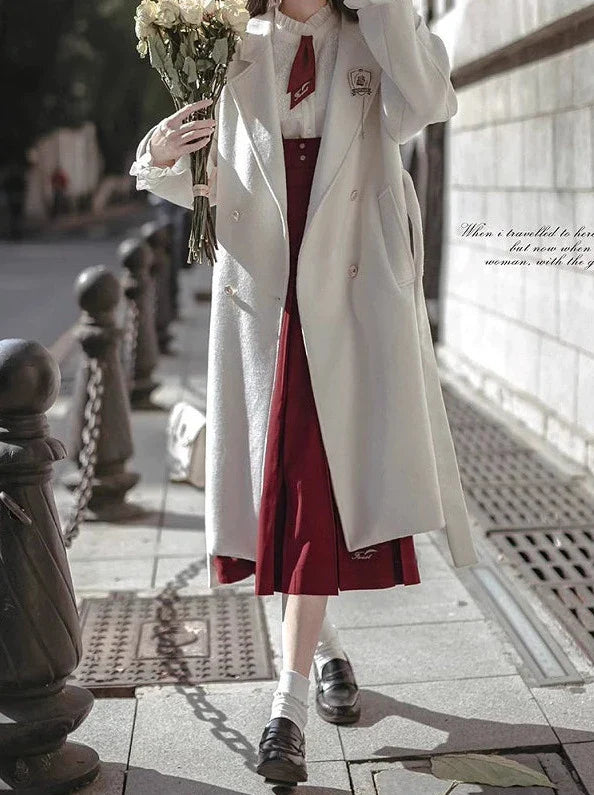 エレガントなホワイトのダブルブレストコクーンコート（カレッジウール）