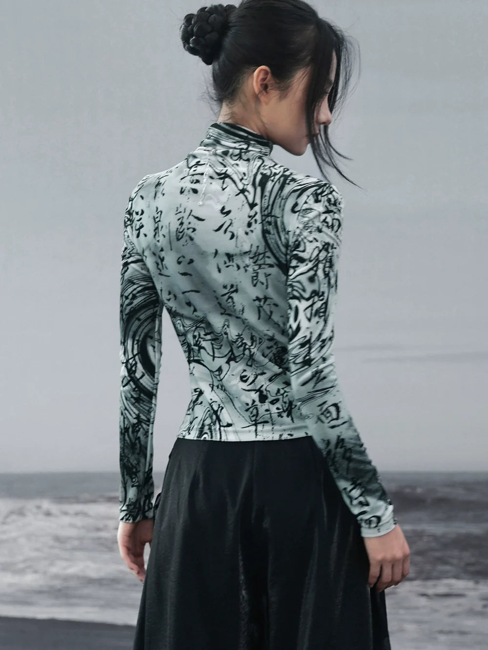 Schlankes Top mit dunklem Halsausschnitt und hohem Samt