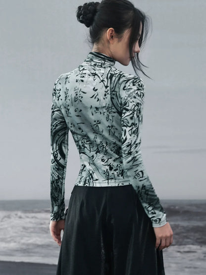 Schlankes Top mit dunklem Halsausschnitt und hohem Samt