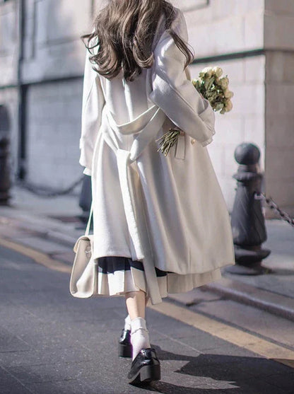 エレガントなホワイトのダブルブレストコクーンコート（カレッジウール）