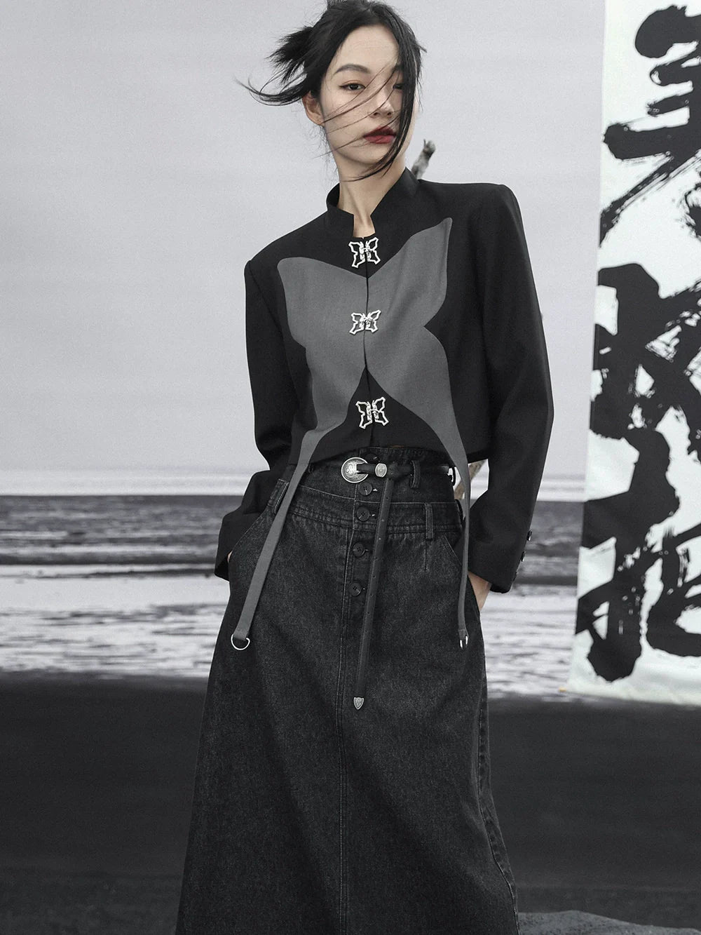 Zweifarbiges silbernes Top mit kurzem Design und Schmetterling