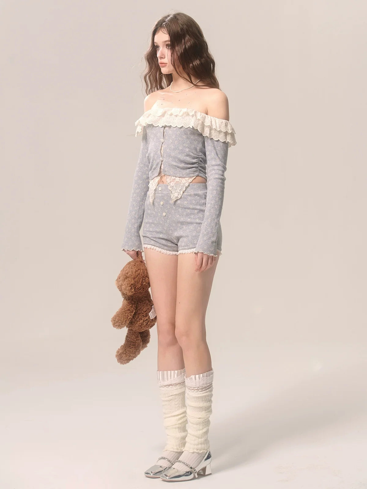 Spitzentop + Shorts in französischem Grau, schulterfreier Anzug mit Blumenmuster in Lila