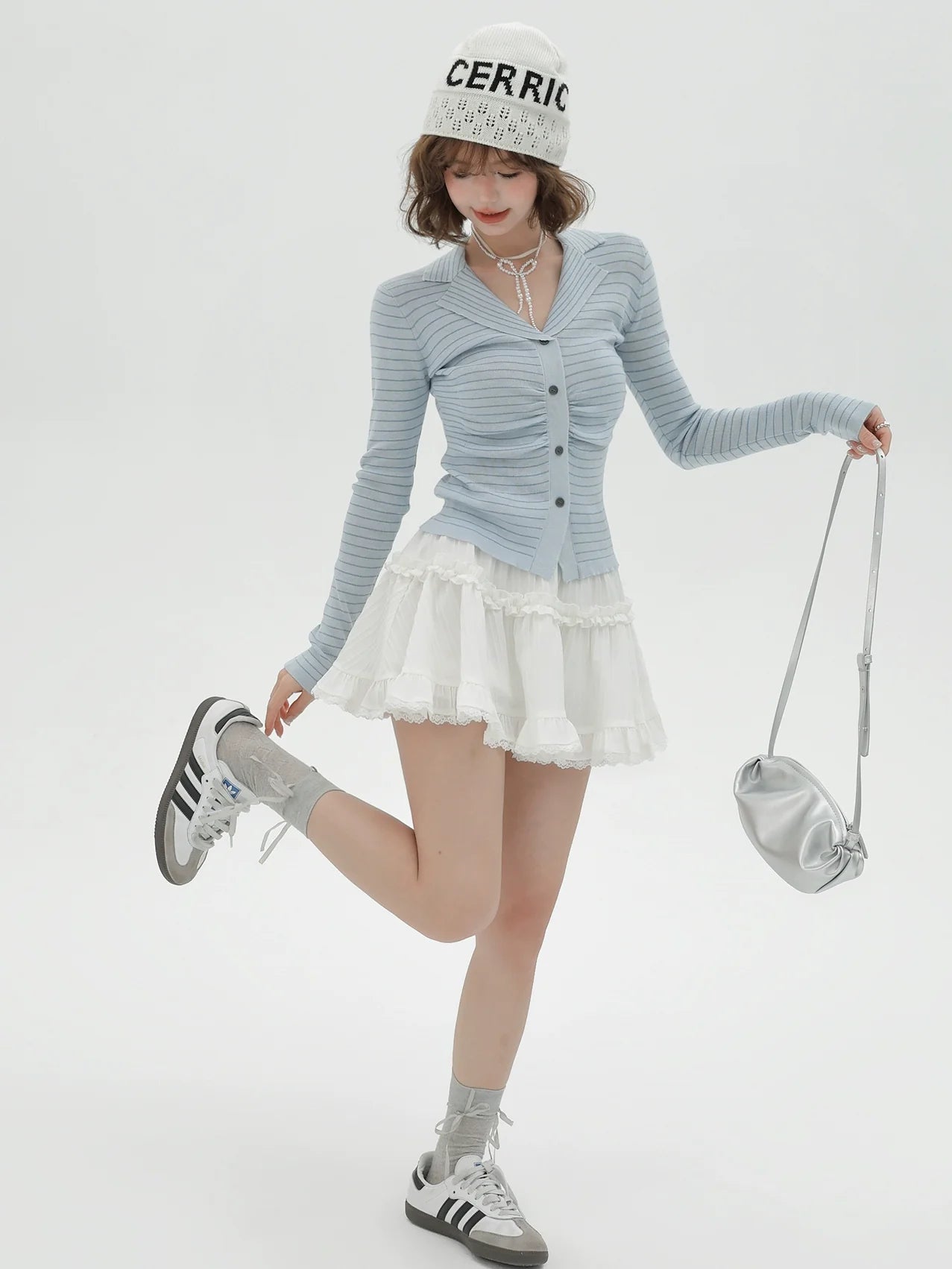 Blauer Anzug mit Strickkragen und hellen Streifen