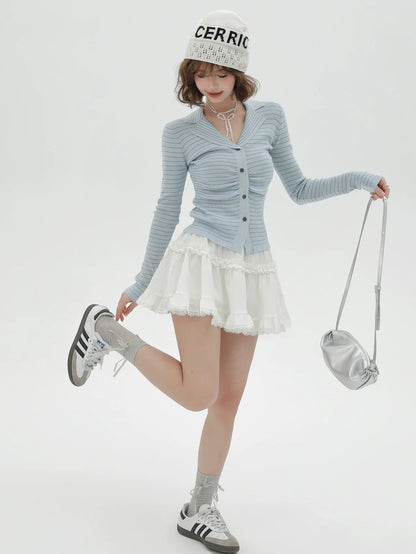 Blauer Anzug mit Strickkragen und hellen Streifen