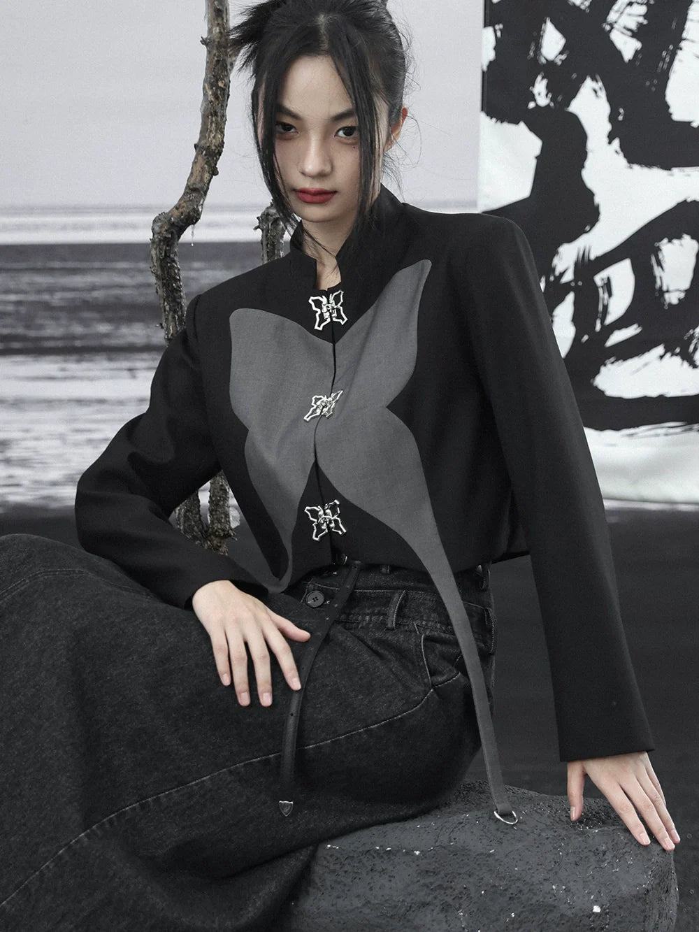 Zweifarbiges silbernes Top mit kurzem Design und Schmetterling