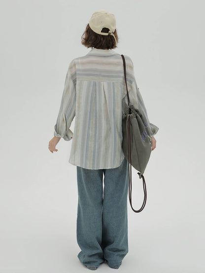 Gestreiftes Kragenhemd mit lockerem Kontrast