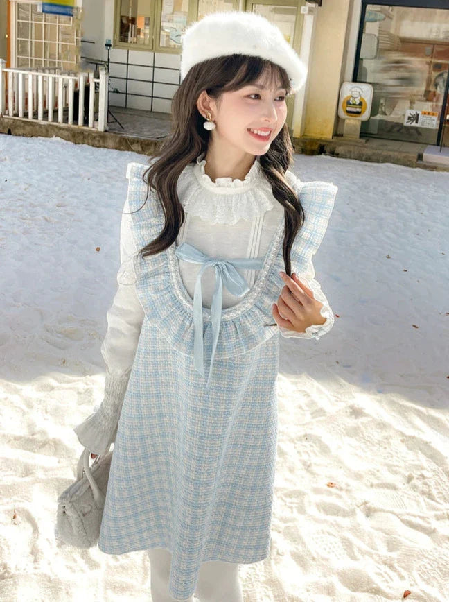 Robe trapèze à volants et épaules dénudées en tweed à carreaux