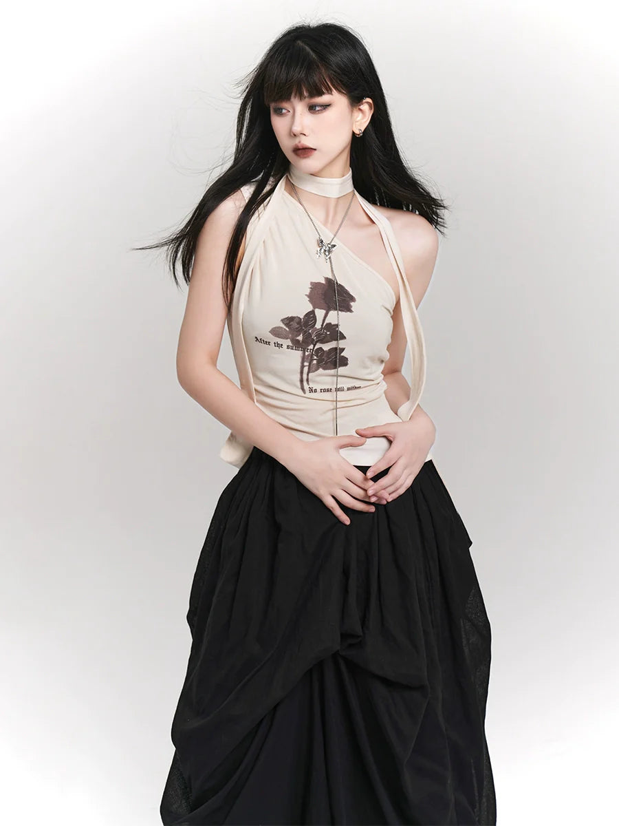 Oberteil mit dunklem Blumenhalsausschnitt