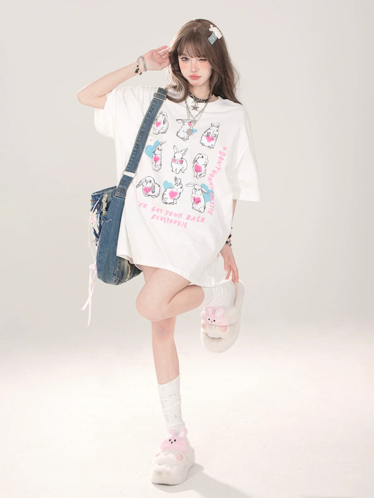 デザインイラストTシャツ キュートなアーティスティックなゆるいウサギ