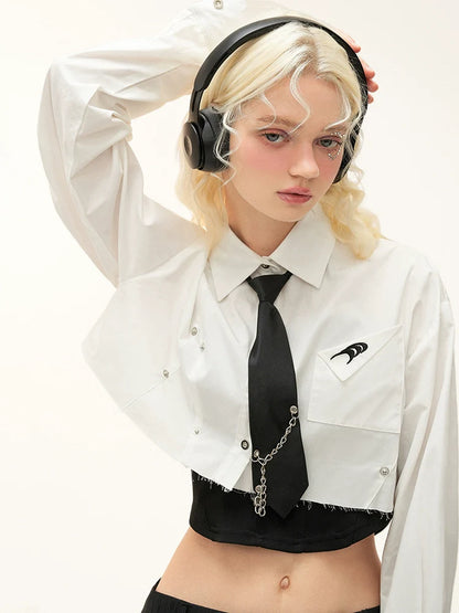 Weißes Hemd Schneiderei dekonstruiert