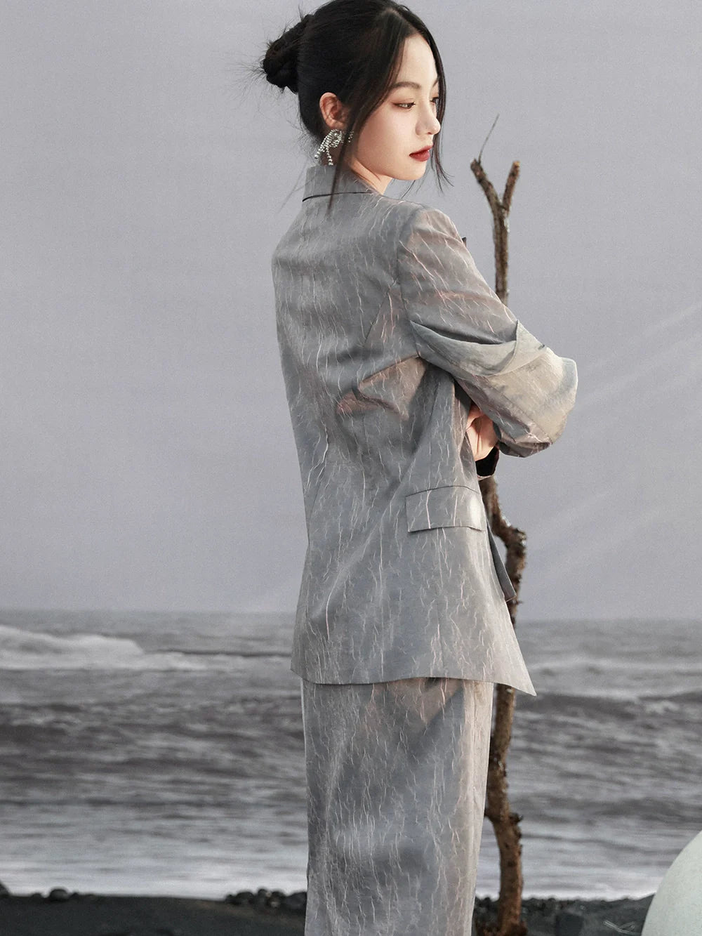 Anzug-Design, plissierte Jacke mit marmorierter Struktur