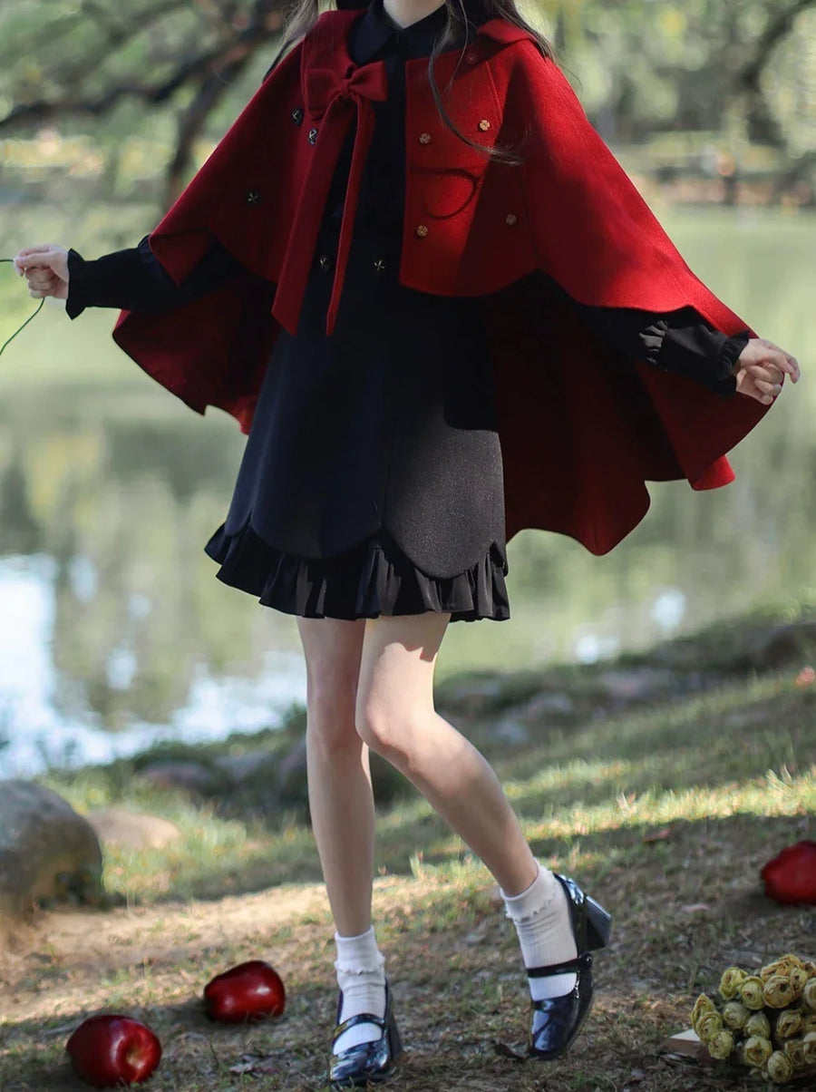 Manteau cape à volants en similicuir noir et rouge rétro