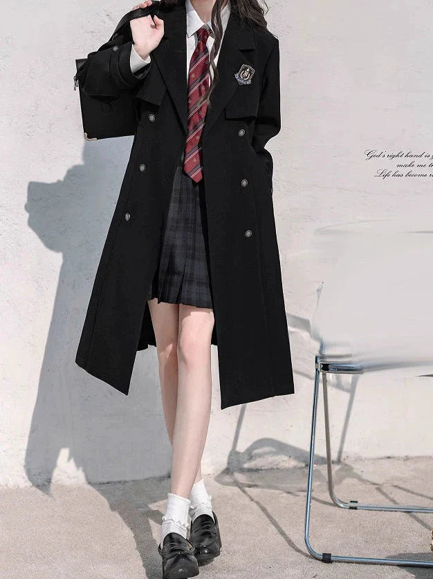 Trenchcoat in Schwarz + College-Abzeichen aus Metall + Hemd mit Plissee und besticktem Mantelband