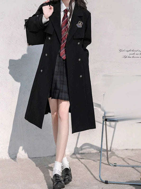 Trenchcoat in Schwarz + College-Abzeichen aus Metall + Hemd mit Plissee und besticktem Mantelband