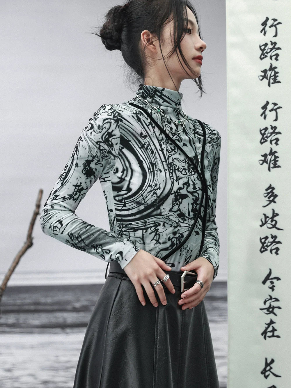 Schlankes Top mit dunklem Halsausschnitt und hohem Samt