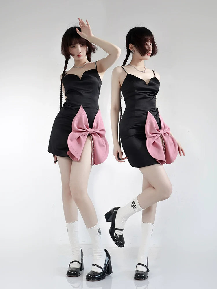 Schleife, großes Kleid, enges Camisole, Schlitz