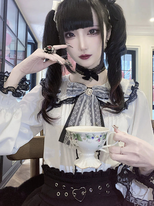 Bluse mit Kragen und Rand aus Caviage-Band für Puppen