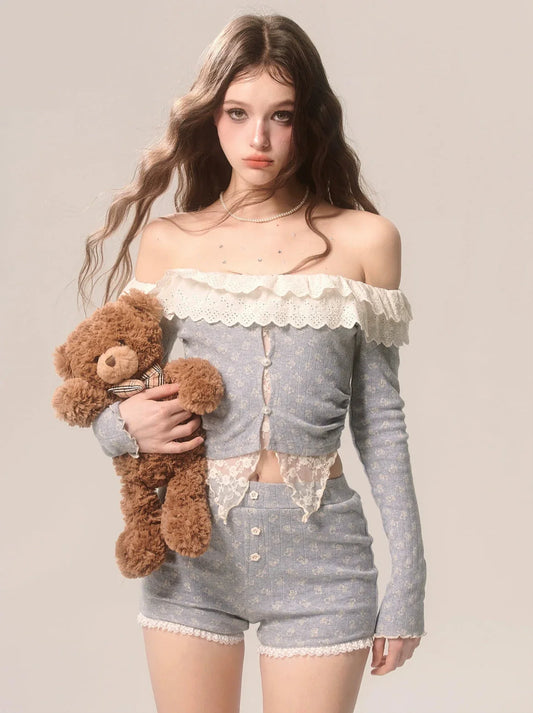 Spitzentop + Shorts in französischem Grau, schulterfreier Anzug mit Blumenmuster in Lila