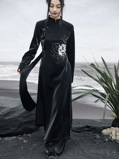 Mode China – Dunkles Kleid mit Schlitz