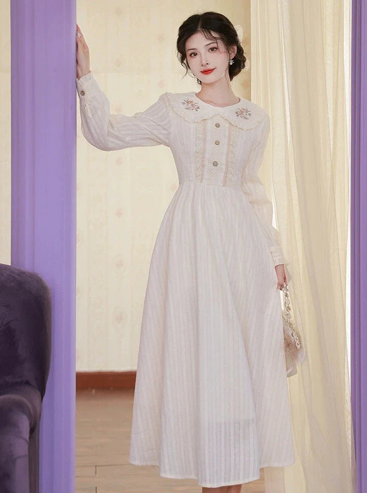 Weißes langes Retro Pure Kleid ausgestellt