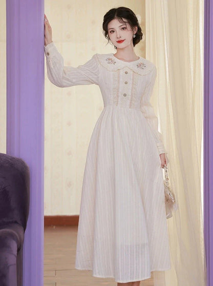 Weißes langes Retro Pure Kleid ausgestellt