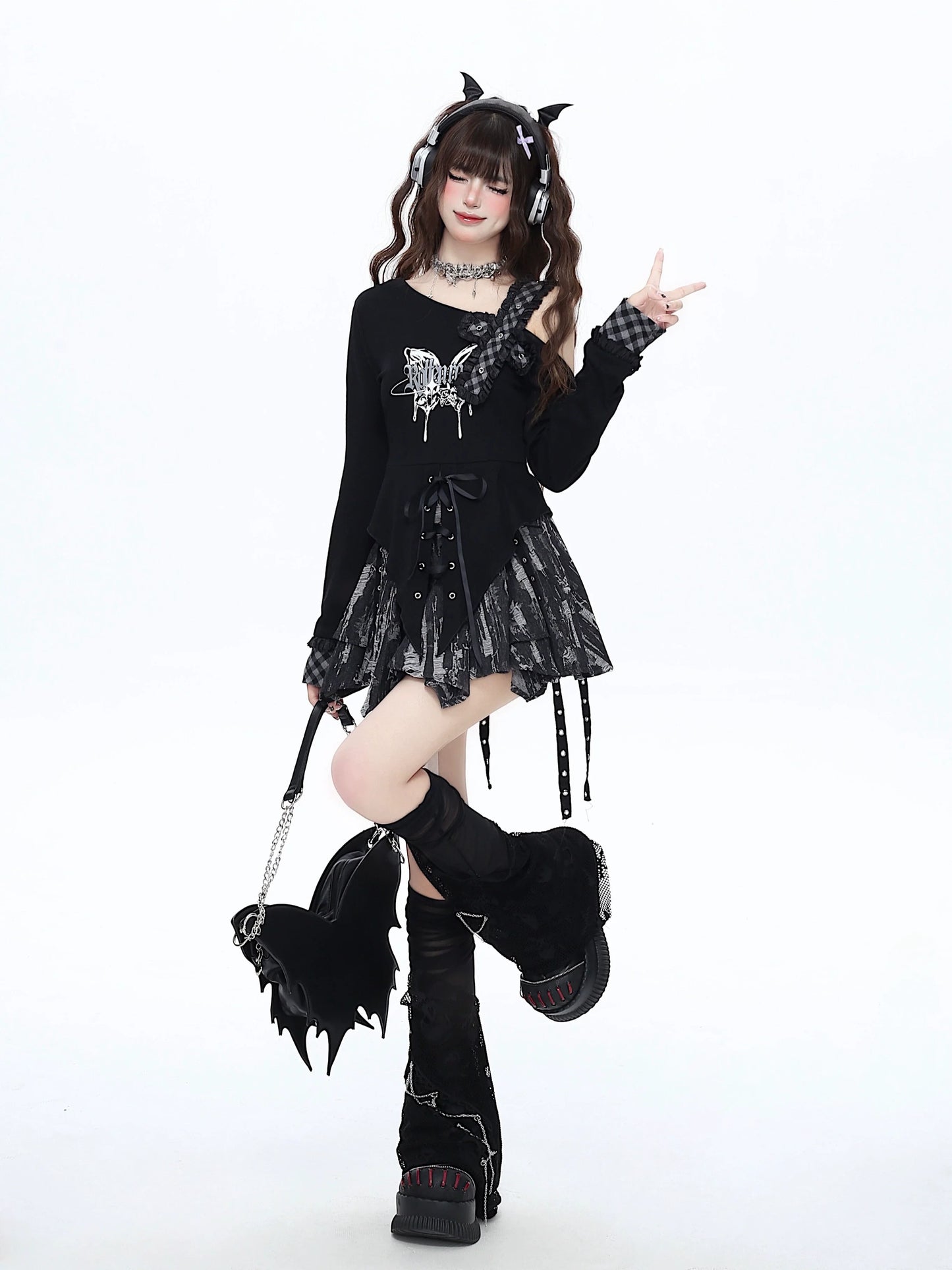 Dunkle Oberteile mit Schmetterlingsschnürung