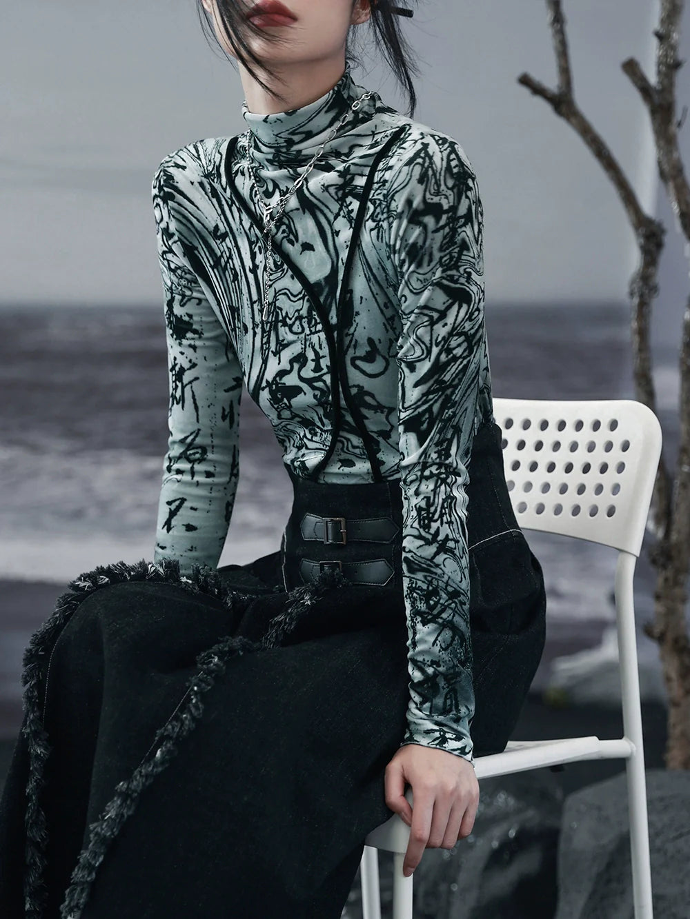 Schlankes Top mit dunklem Halsausschnitt und hohem Samt