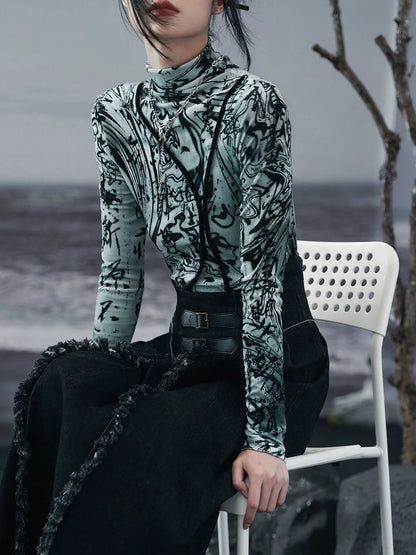 Schlankes Top mit dunklem Halsausschnitt und hohem Samt