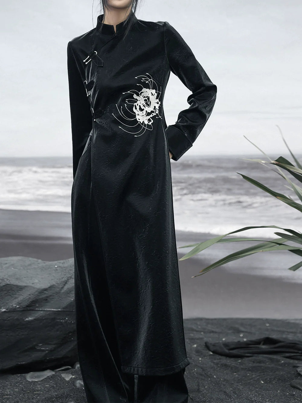 Mode China – Dunkles Kleid mit Schlitz