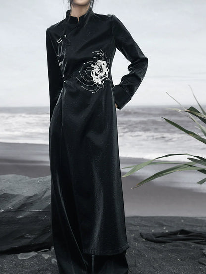 Mode China – Dunkles Kleid mit Schlitz