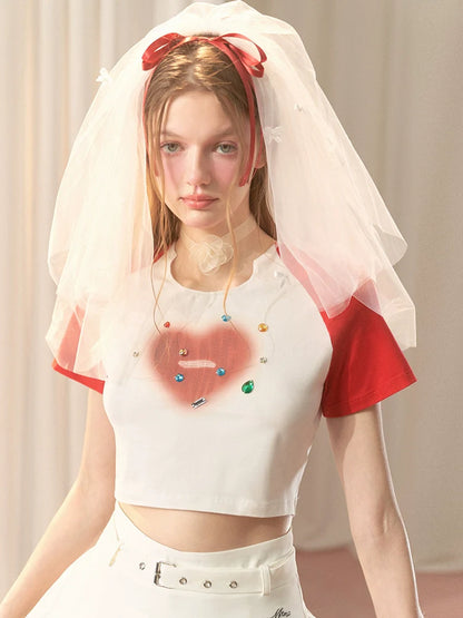 Kurzes über zweifarbigem Top + langem Schmuck