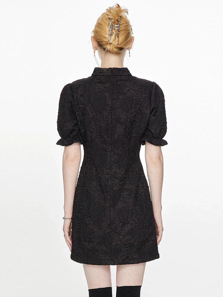 Robe chinoise à manches bouffantes noires et taille fine