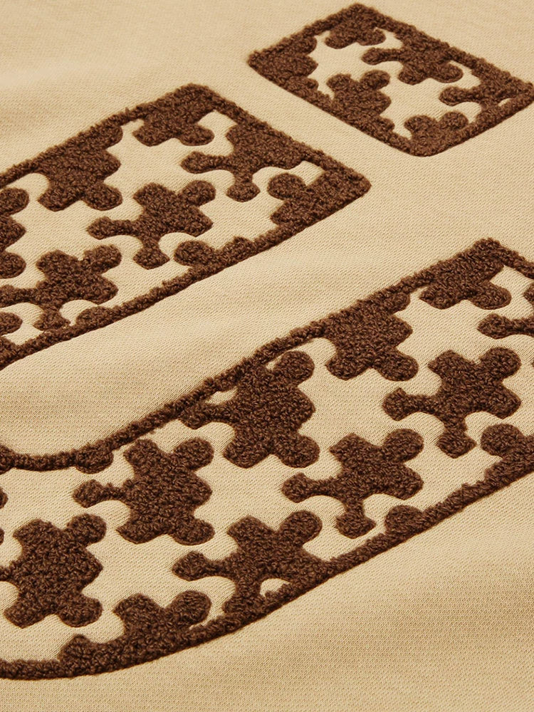 ブラウンモードにトレンドのロゴトレーナー