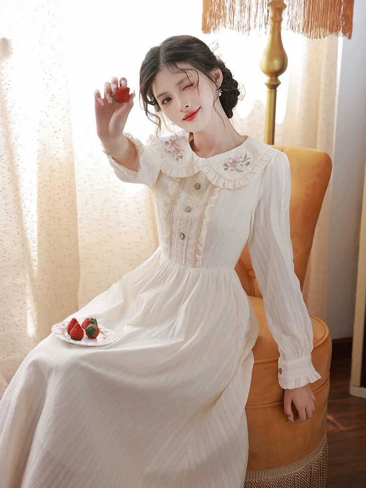 Weißes langes Retro Pure Kleid ausgestellt