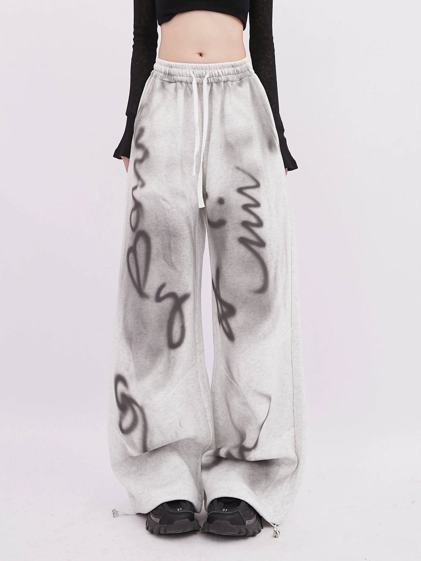 Illustration Weite Sweathose mit transparentem Schnitt