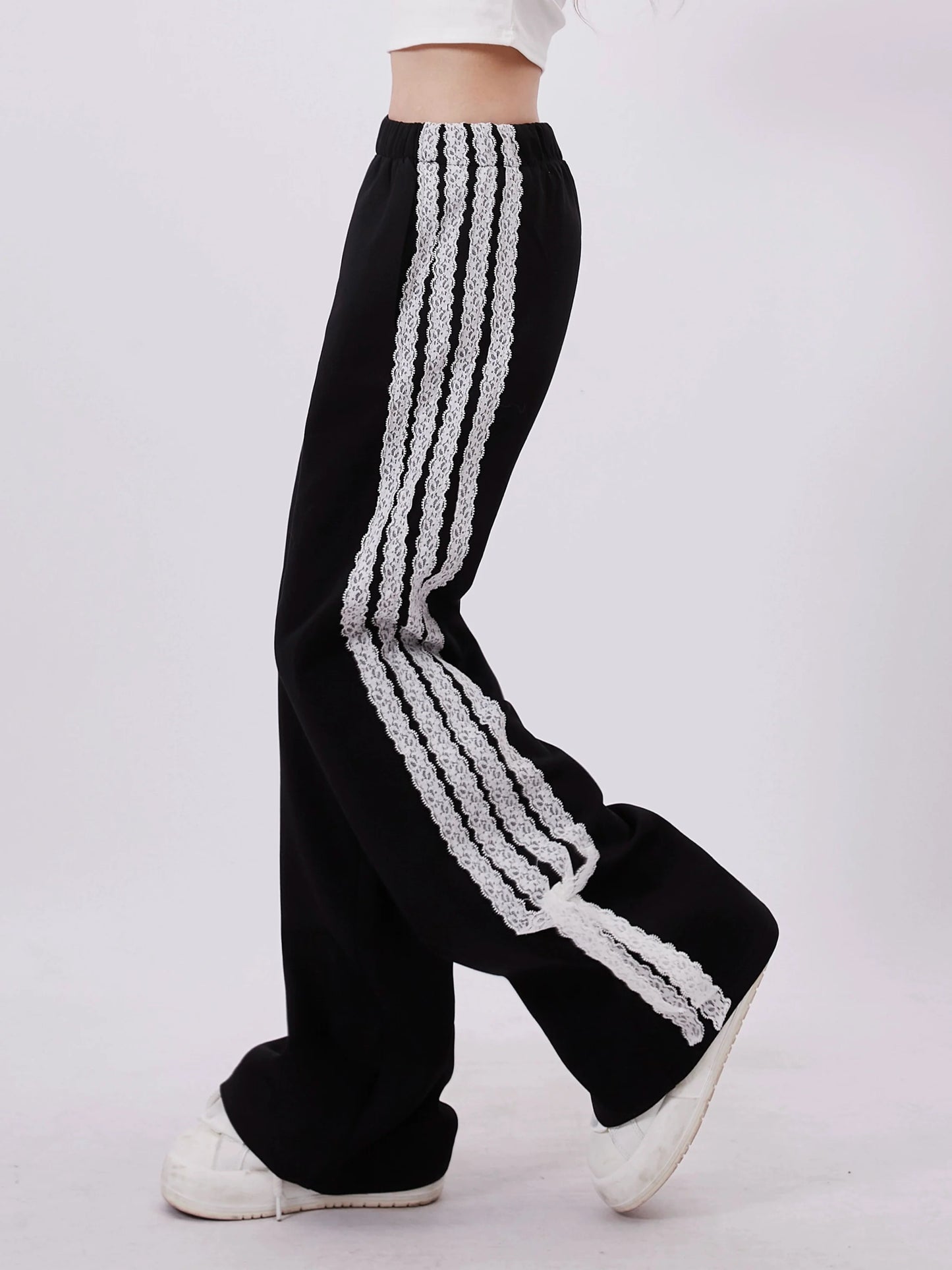 Lässige Hose mit dunklen Streifen an der Seite