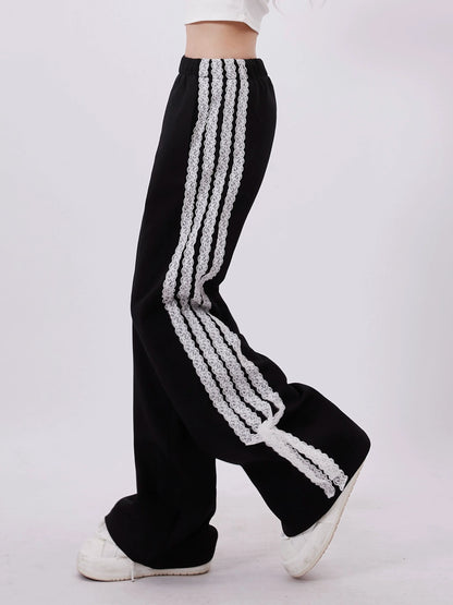 Lässige Hose mit dunklen Streifen an der Seite