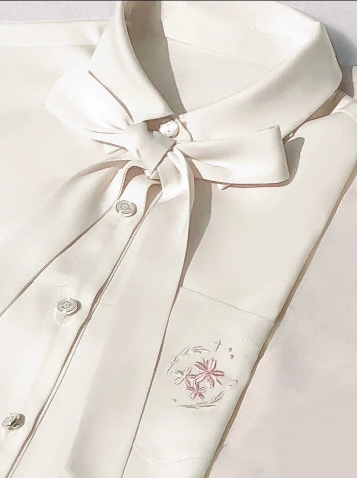 Trenchcoat in Schwarz + College-Abzeichen aus Metall + Hemd mit Plissee und besticktem Mantelband