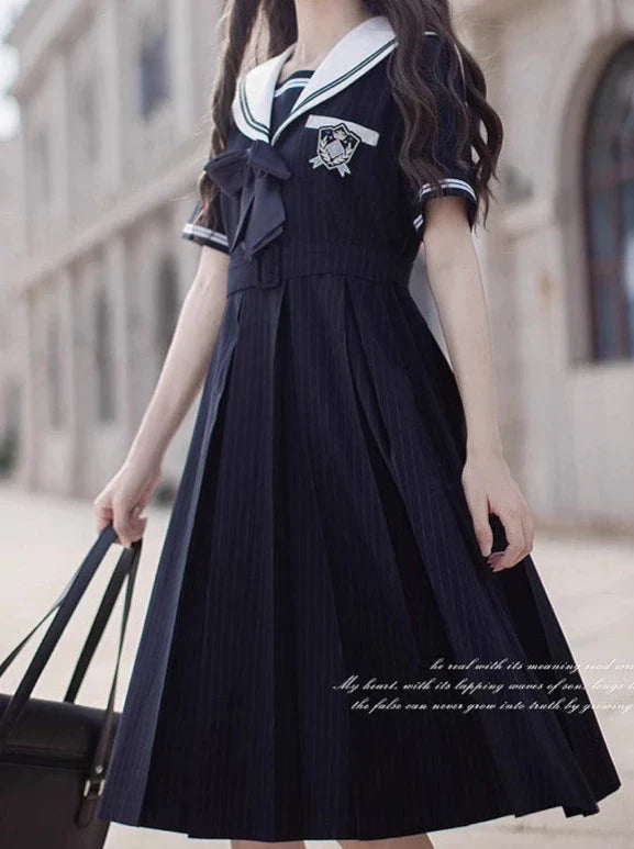 Robe à col noir et ruban rayé avec emblème marin