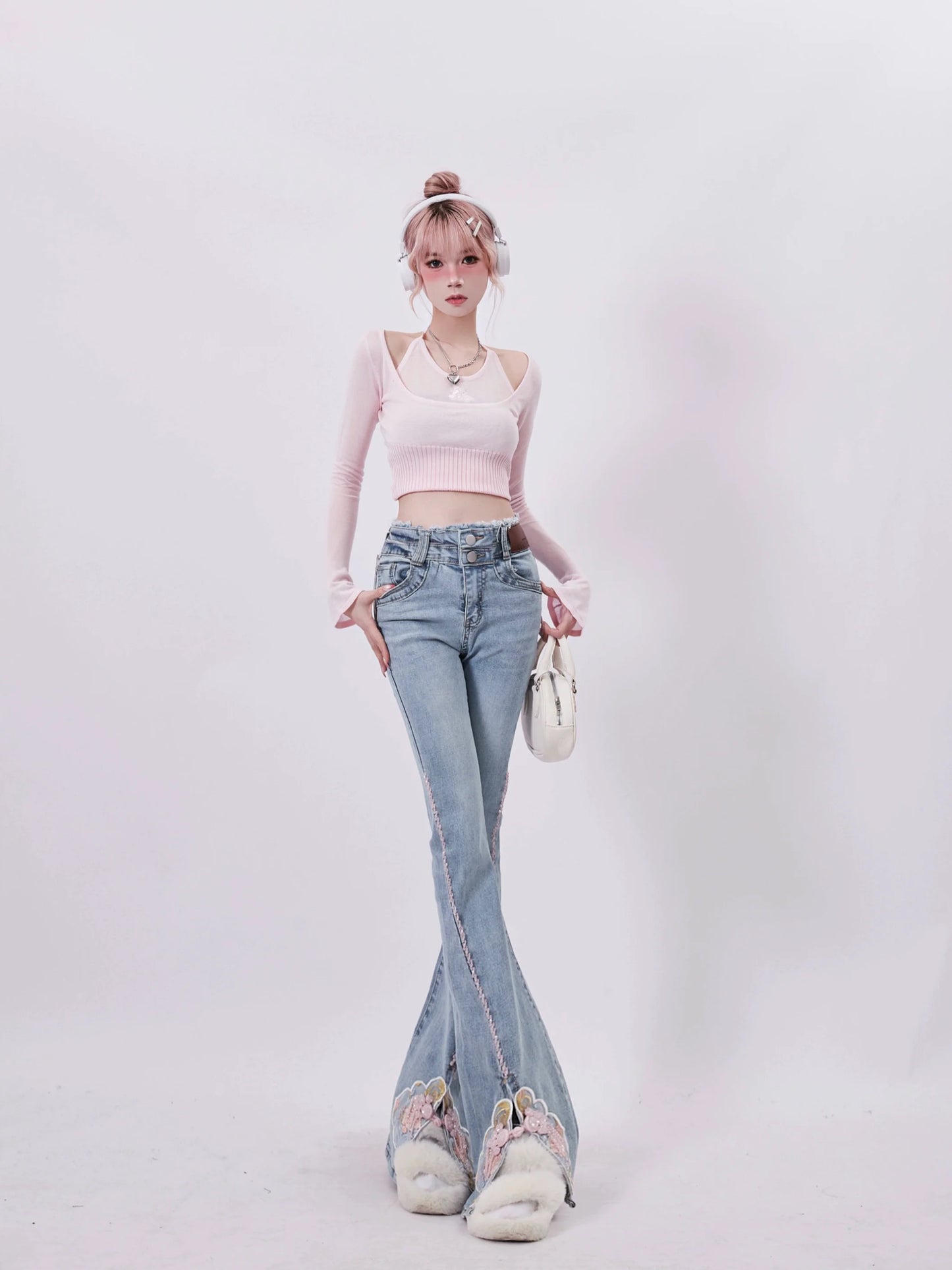 Ausgestellte Jeanshose mit doppeltem Schlitz und Taillendesign