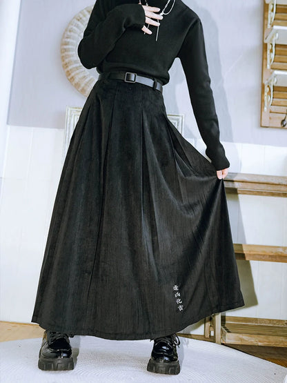 Schwarzer Plisseerock aus besticktem Samt