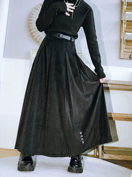 Schwarzer Plisseerock aus besticktem Samt