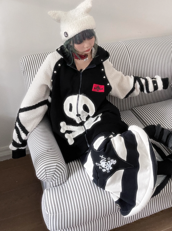 Raglan-Kapuzenpullover mit Reißverschluss und Totenkopf-Ärmeln