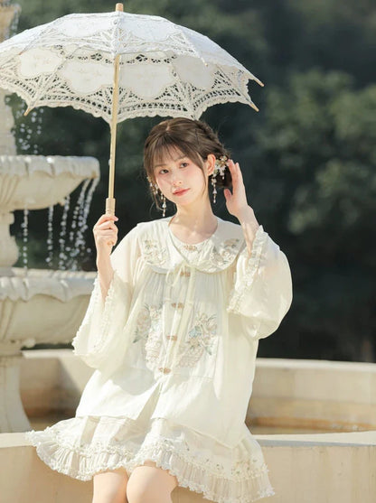 Rüschenhemd, angesetzter Rock mit chinesischem Kragen + transparenter Waldstoff